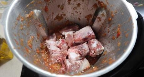 Guiso de Costilla con Patata en Mambo Ahora añadimos las costillas