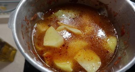 Guiso de Costilla con Patata en Mambo Echar el resto de los ingredientes para preparar el guiso