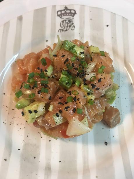 Tartar De Salmón Con Aguacate, Tomate Y Salsa De Soja