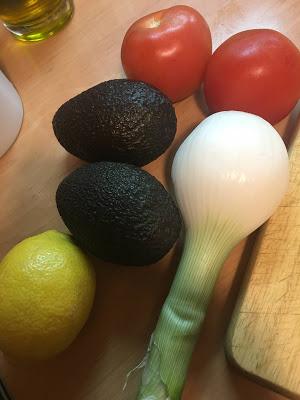 Tartar De Salmón Con Aguacate, Tomate Y Salsa De Soja