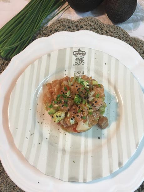 Tartar De Salmón Con Aguacate, Tomate Y Salsa De Soja
