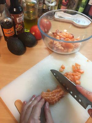Tartar De Salmón Con Aguacate, Tomate Y Salsa De Soja