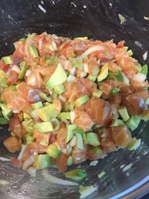 Tartar De Salmón Con Aguacate, Tomate Y Salsa De Soja