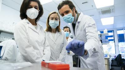 Guerra de tests entre el PP y el Ministerio de Sanidad; el ex rey Juan Carlos, bajo investigación judicial y dos catalanes (el cantante Pau Donés y la actriz Rosa María Sardá), vencidos por el cáncer.