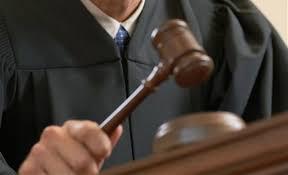 ¿Cómo se realiza el procedimiento de admisión de los hechos en la práctica forense cotidiana en la actualidad en la mayoría de los estrados judiciales en Venezuela?