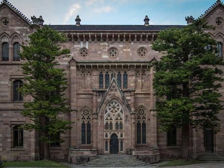 turismo de cercanía en Cantabria, iglesia de Comillas