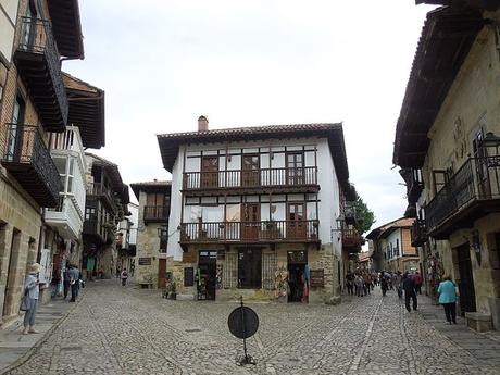 turismo de cercanía en Cantabria, calles de Santillana del Mar