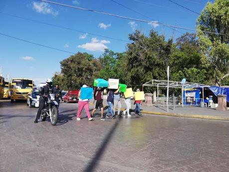 Terminaron la carrera en 2016 y la Universidad Potosina no les da titulo Terminaron la carrera en 2016 y la Universidad Potosina no les da titulo