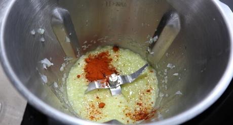 Añadir el pimentón y mezclar todo