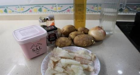 Los ingredientes necesarios para hacer patatas con bacalao en Mambo