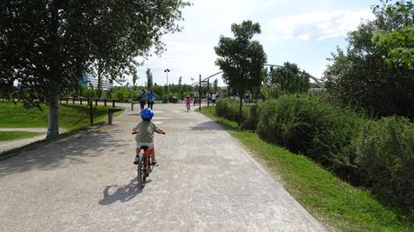 Recorrido en bici con niños por la zona EXPO de Zaragoza