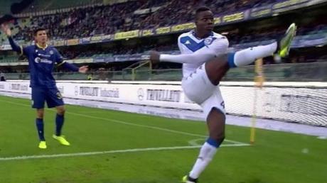 Mario Ballotelli pelotazo a hinchas racistas 