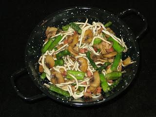 CAZUELA DE CHAMPIÑONES, GULAS Y ESPÁRRAGOS TRIGUEROS