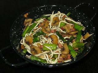 CAZUELA DE CHAMPIÑONES, GULAS Y ESPÁRRAGOS TRIGUEROS