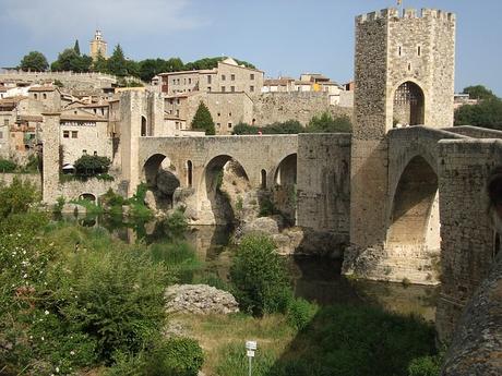 turismo de cercanía en Girona puente de Besalú