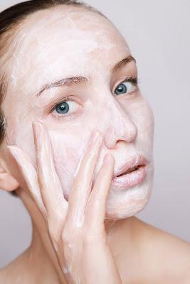 Mujer aplicándose crema