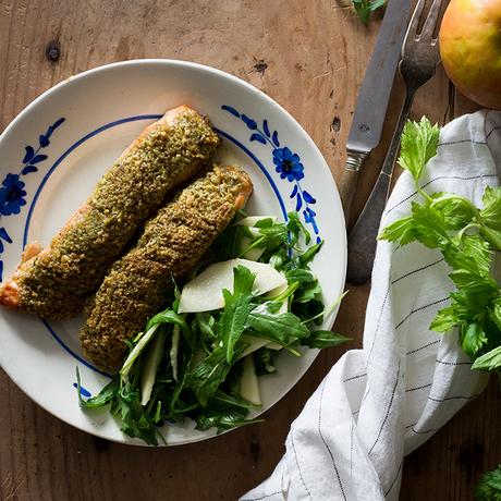 SALMÓN EN COSTRA DE PESTO Y ENSALADA DE RÚCULA Y APIO