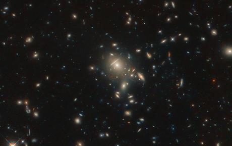 El Telescopio espacial Hubble registra el hallazgo increíble de  una galaxia ultra brillante