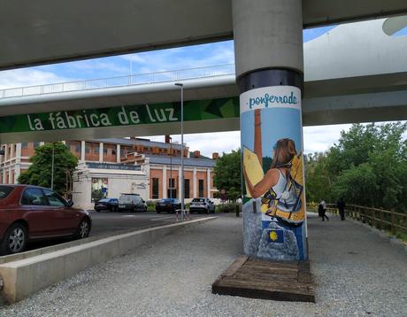 Las columnas del puente del Centenario de Ponferrada se visten de arte urbano