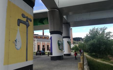 Las columnas del puente del Centenario de Ponferrada se visten de arte urbano