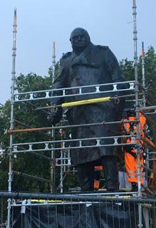 Winston Churchill en Todos somos sospechosos