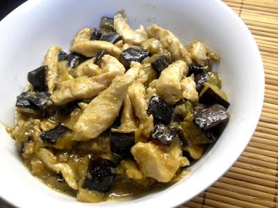 Pechuga de pollo salteada con berejena.