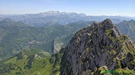 RUTA al TIATORDOS desde PENDONES, CASO Vista hacia los Picos de Europa desde el Tiatordos