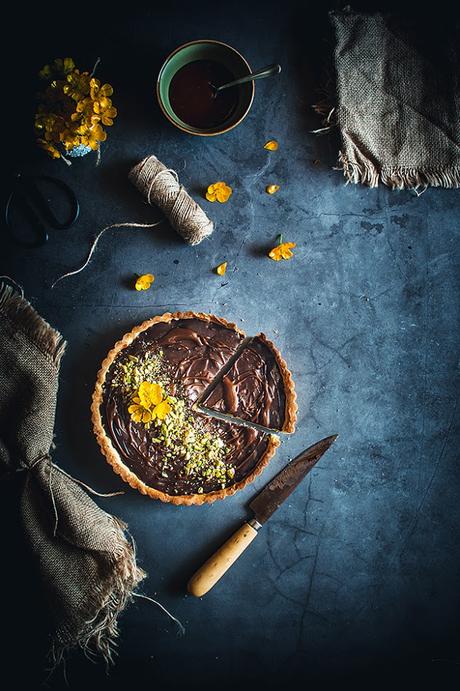 Tarta de chocolate, caramelo y pistachos