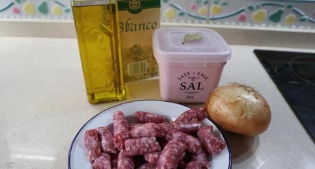 Los ingredientes necesarios para hacer la receta de salchichas con vino
