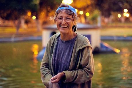Marianelli: la mujer que alimenta patos de La Alameda bajo la lluvia