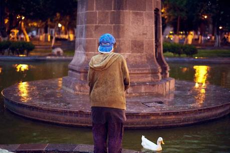 Marianelli: la mujer que alimenta patos de La Alameda bajo la lluvia