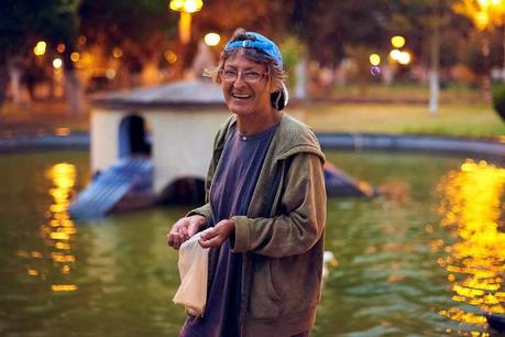 Marianelli: la mujer que alimenta patos de La Alameda bajo la lluvia