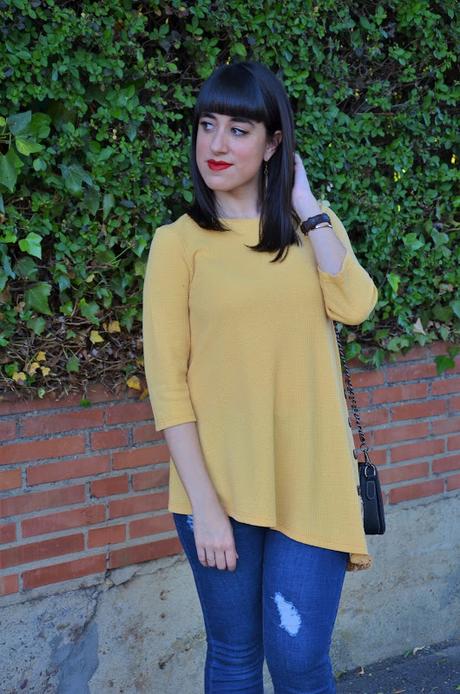 Top mostaza con botones y encaje