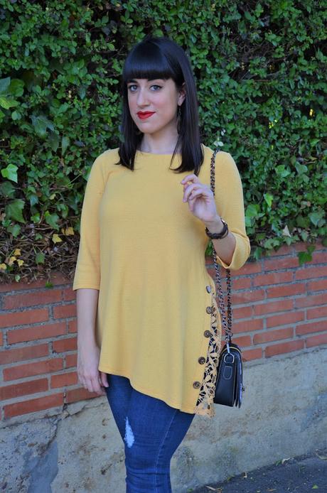 Top mostaza con botones y encaje