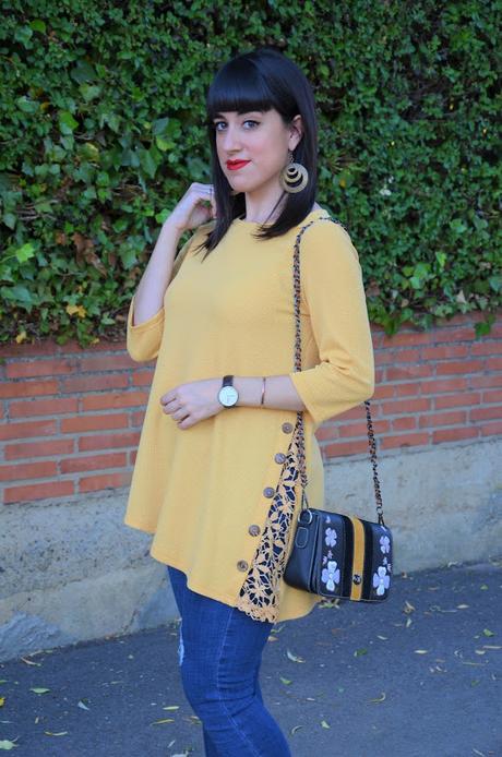 Top mostaza con botones y encaje