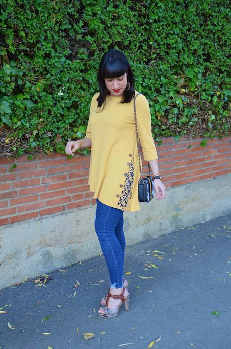 Top mostaza con botones y encaje