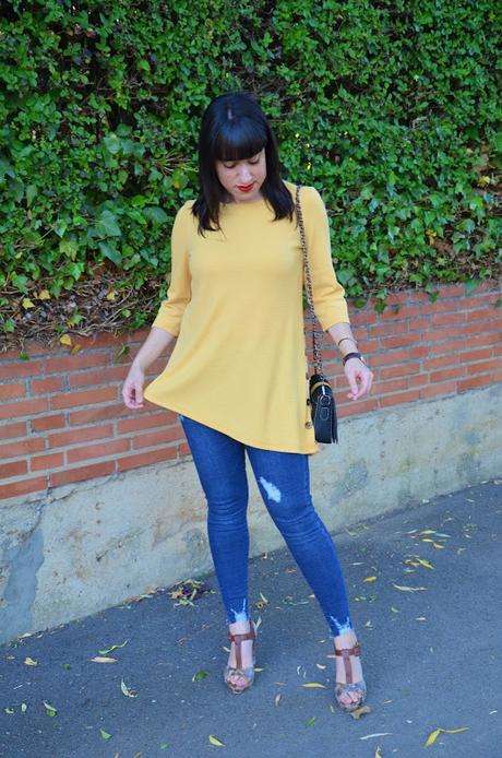 Top mostaza con botones y encaje