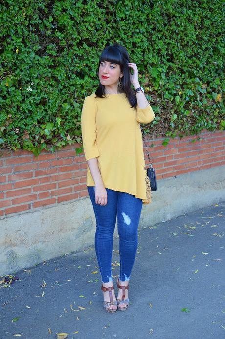 Top mostaza con botones y encaje