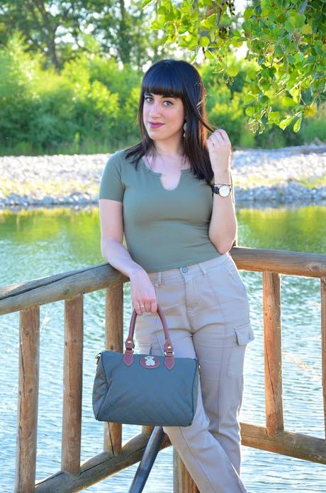 Top khaki y pantalones cargo de Femme Luxe