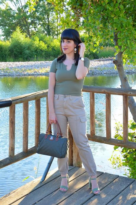 Top khaki y pantalones cargo de Femme Luxe