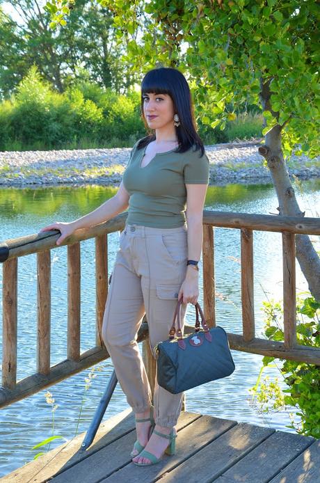 Top khaki y pantalones cargo de Femme Luxe