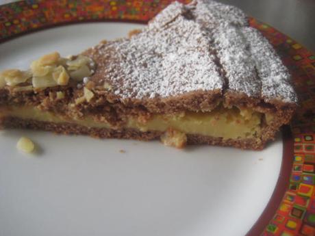 TARTA CUBIERTA DE BIZCOCHO DE CHOCOLATE Y CREMA