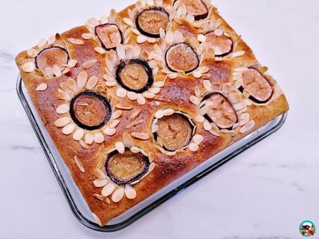 Coca de girasoles de higos y almendras