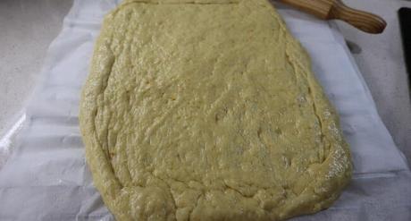 Coca de San Juan con Thermomix ® Hacer la forma de la Coca sobre el papel vegetal