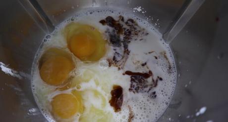 Coca de San Juan con Thermomix ® Echar los ingredientes para hacer la crema pastelera en el vaso