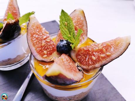 Vasitos de yogur griego con brevas