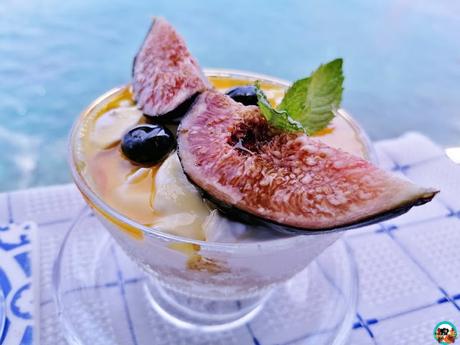 Vasitos de yogur griego con brevas