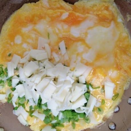 Omelette de cebollín y queso