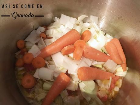 Crema de lentejas con tuile de pimiento y huevo poché Crema de lentejas con tuile de pimiento y huevo poché
