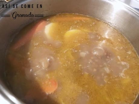 Crema de lentejas con tuile de pimiento y huevo poché Crema de lentejas con tuile de pimiento y huevo poché